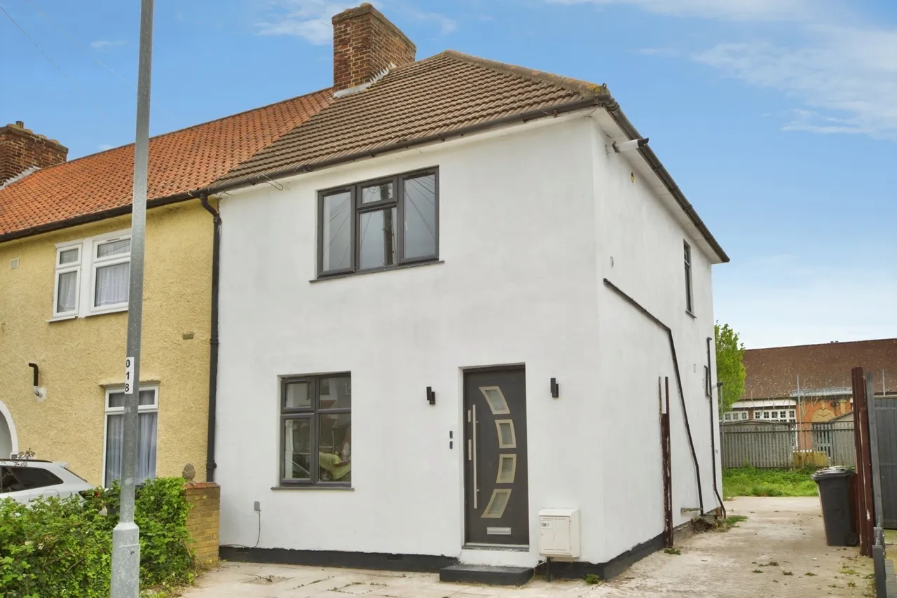 2 bed house for sale — Sterry Road, Dagenham, RM10