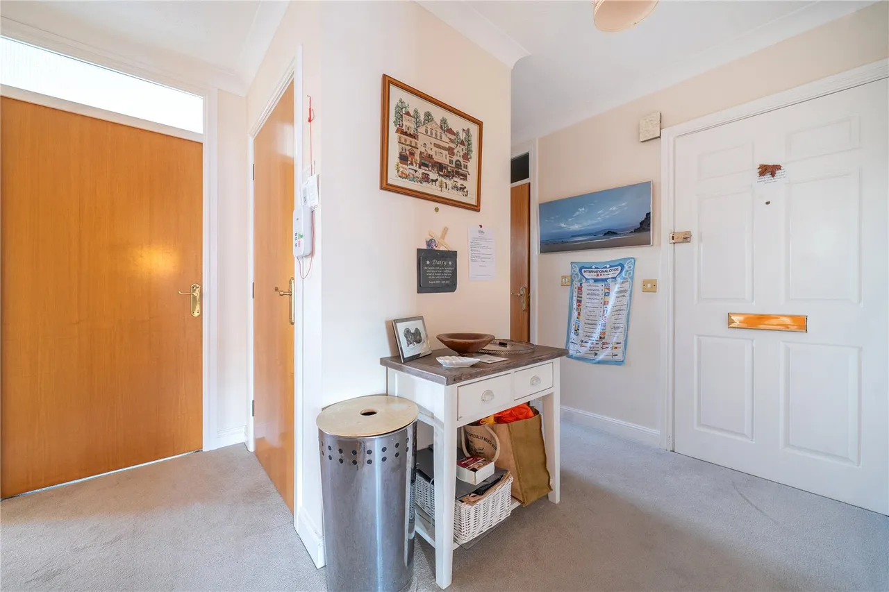 Hartford Court, Hartley Wintney, Hook, Hampshire, RG27 8PQ, photo 6
