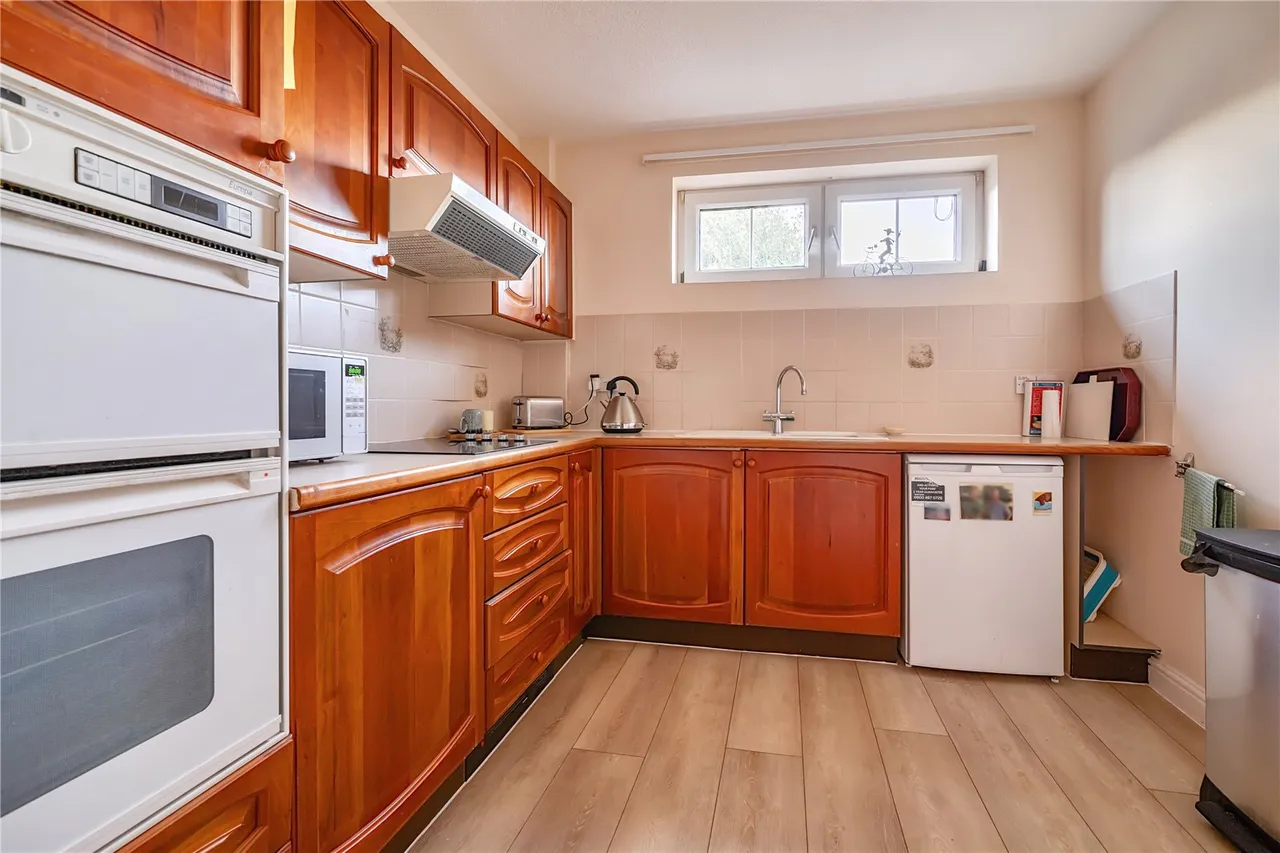 Hartford Court, Hartley Wintney, Hook, Hampshire, RG27 8PQ, photo 5