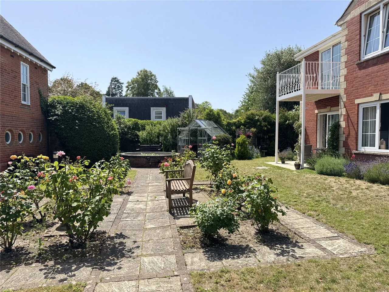 Hartford Court, Hartley Wintney, Hook, Hampshire, RG27 8PQ, photo 13