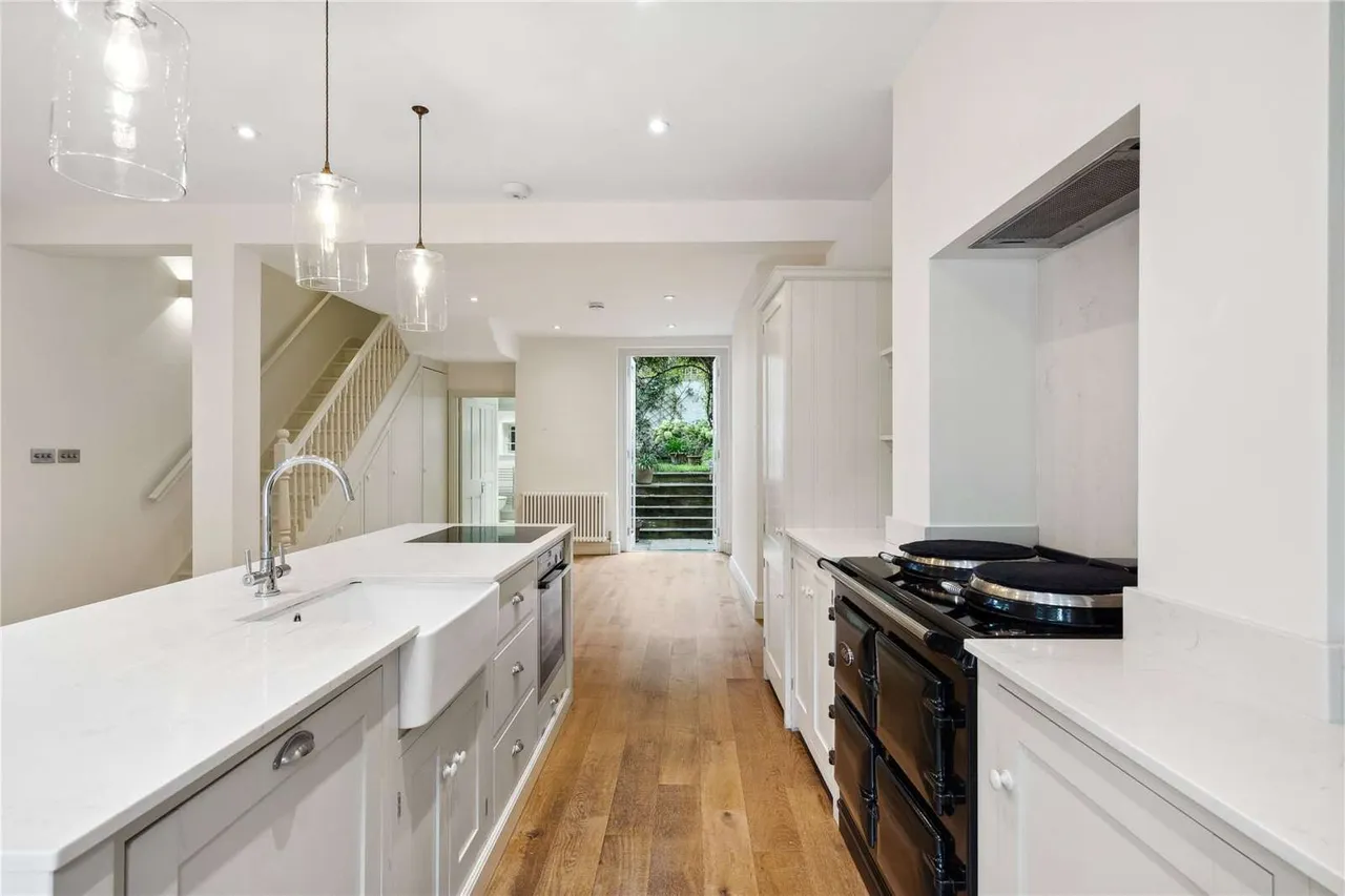Westcroft Square, London, W6, photo 13