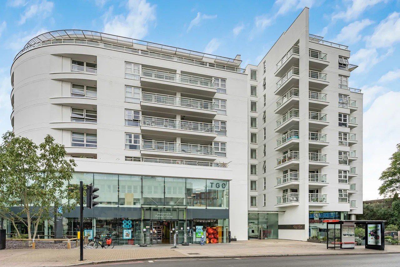 2 bed flat for sale, Upper Richmond Road, London, SW15