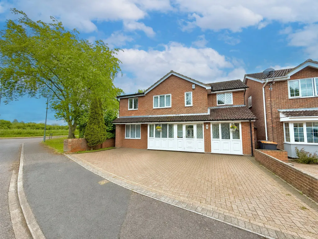 5 bed house for sale — Longbrooke, Houghton Regis LU5 5QX