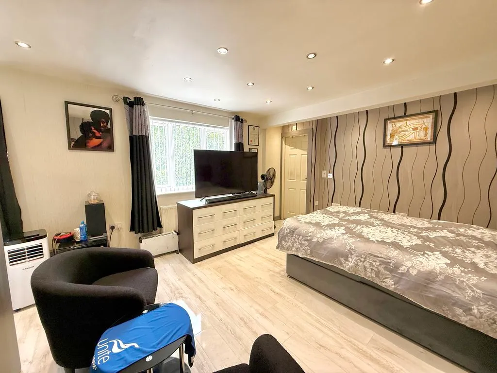 Longbrooke, Houghton Regis LU5 5QX, photo 11
