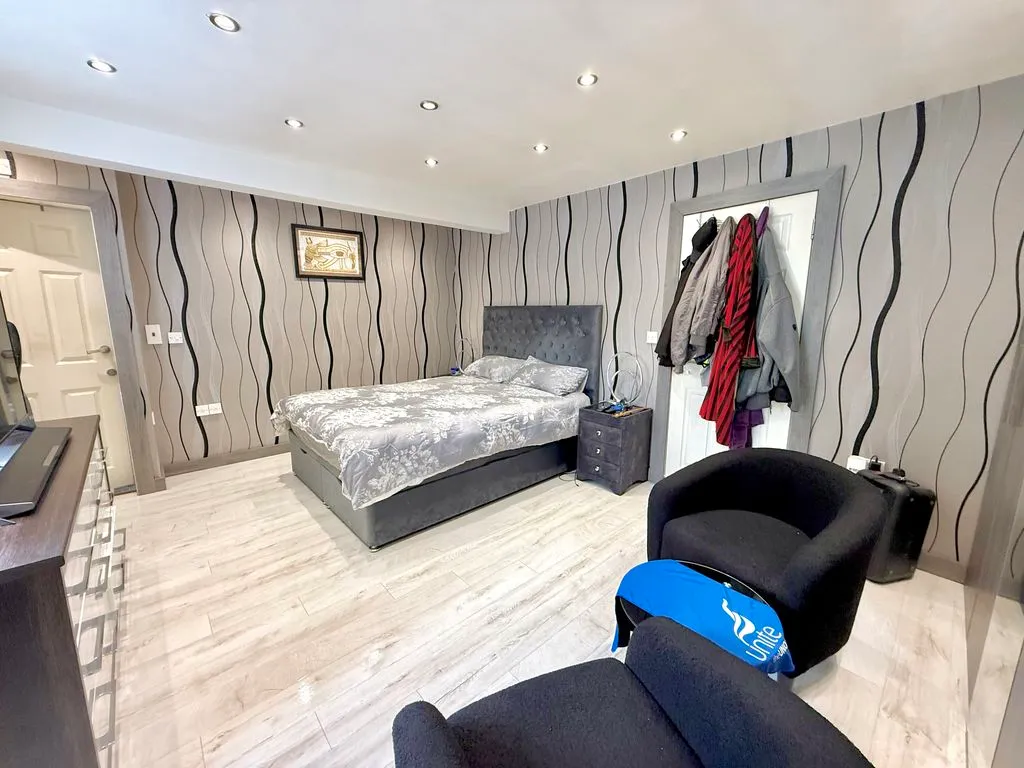 Longbrooke, Houghton Regis LU5 5QX, photo 12