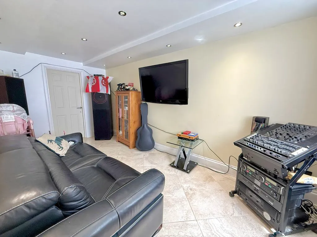 Longbrooke, Houghton Regis LU5 5QX, photo 8