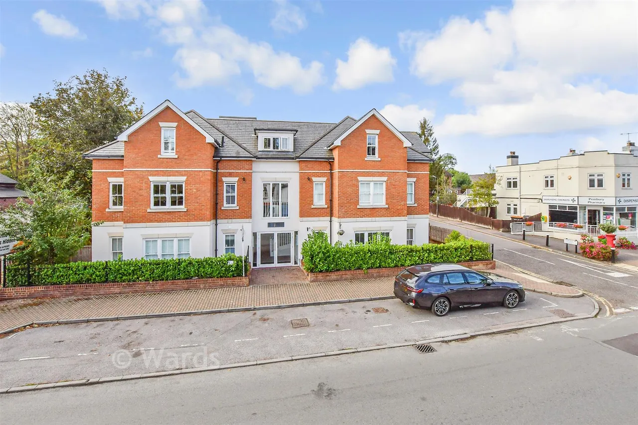 2 bed flat for sale, High Street, Pembury, TN2
