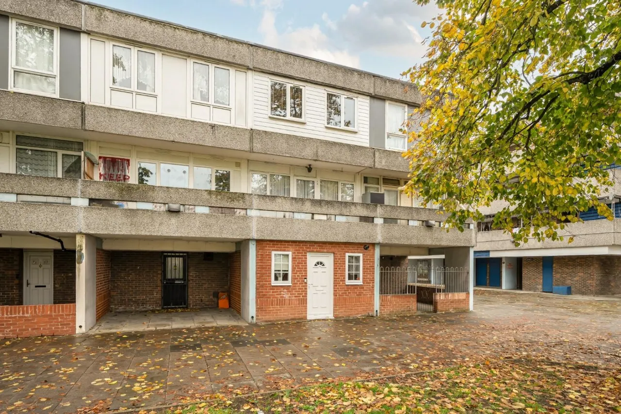 4 bed house for sale — Holstein Way, Erith, DA18 4DJ