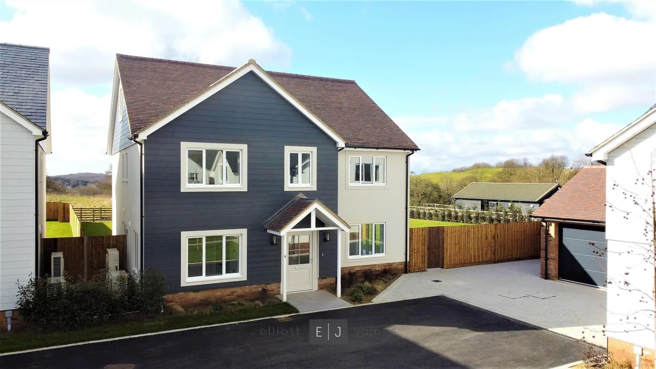 5 bed house for sale — Meadowcroft Gardens, High Beech, Loughton