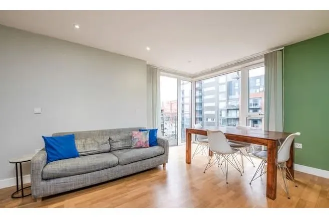 5 Zenith Close, London, photo 2
