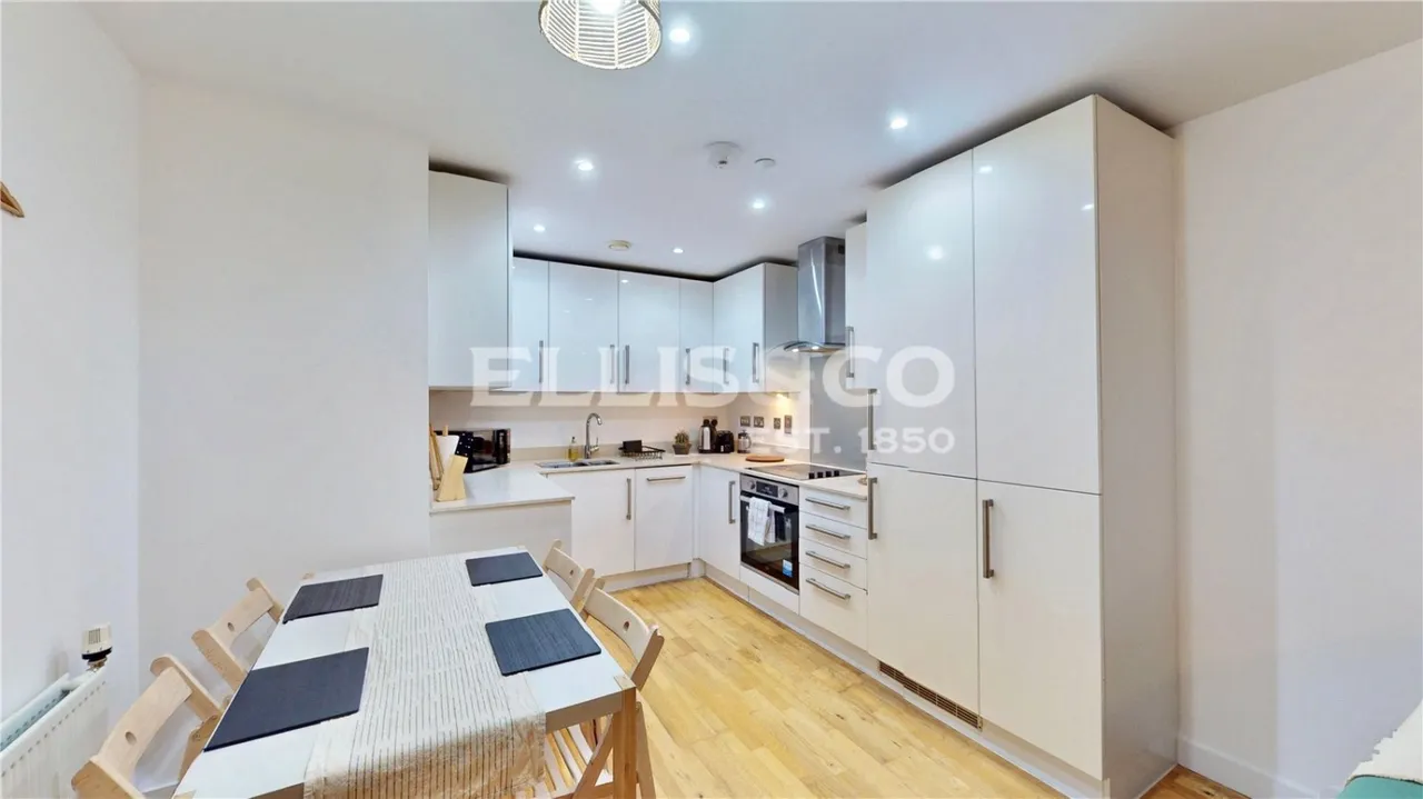 High Road, Wembley, HA9, photo 3