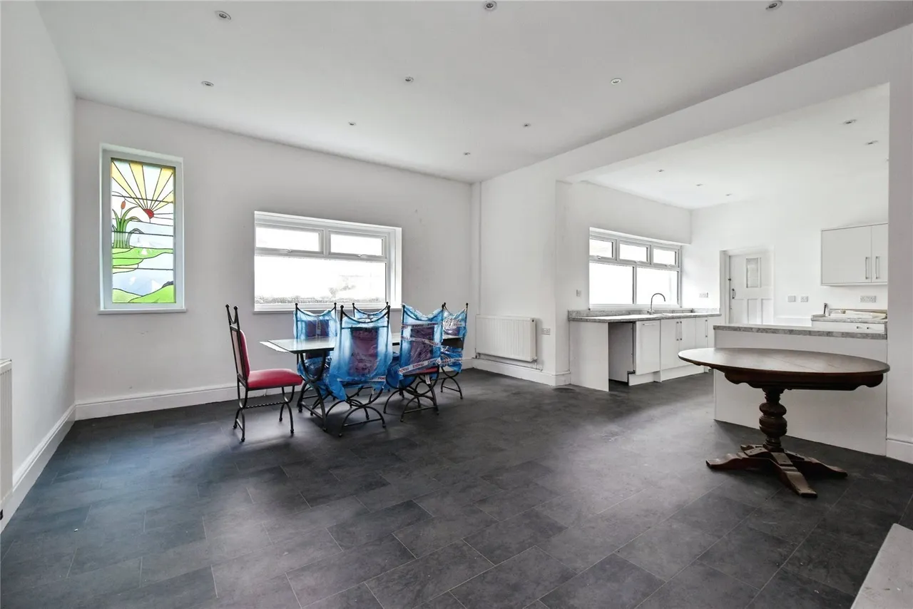 Queen Victoria Road, Llanelli, SA15, photo 11