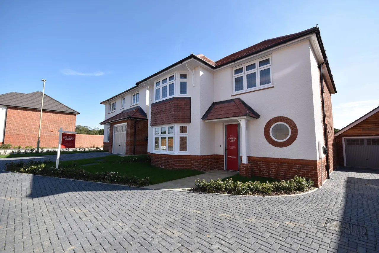 3 bed property for sale, Bartons Road, PO9
