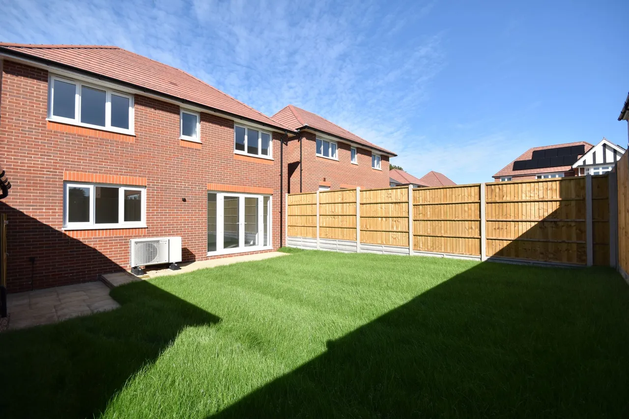 Bartons Road, PO9, photo 2
