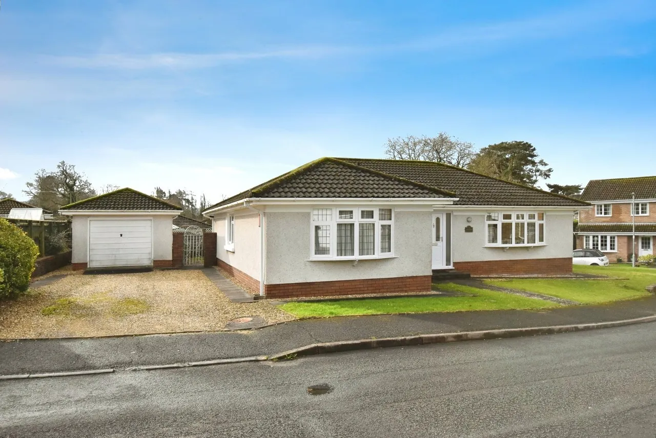 3 bed house for sale, Maes Yr Helyg, Llandybie, SA18