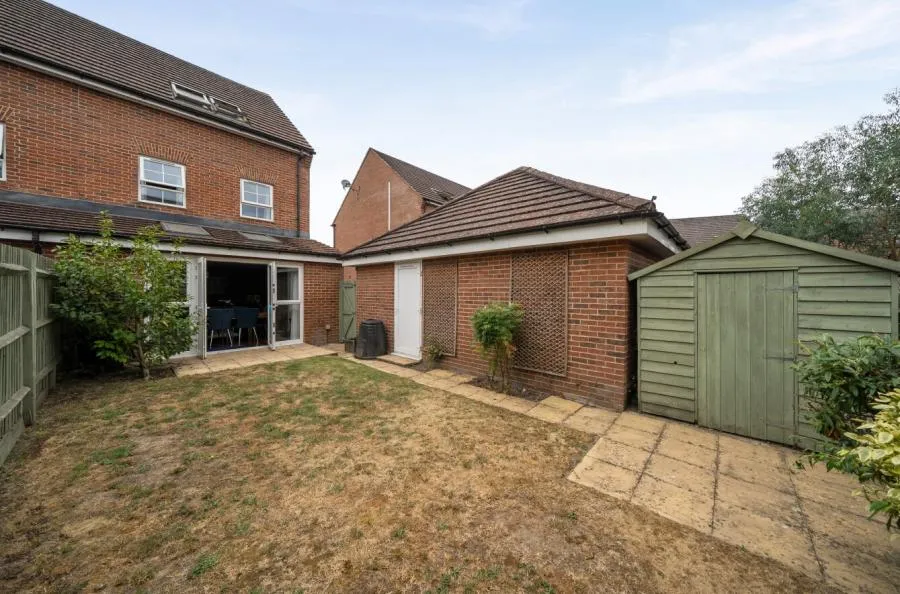 Windsor Crescent, Wokingham, RG40, photo 10