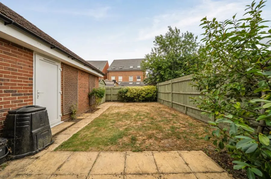 Windsor Crescent, Wokingham, RG40, photo 18