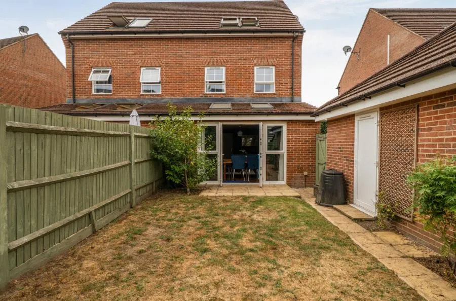 Windsor Crescent, Wokingham, RG40, photo 19