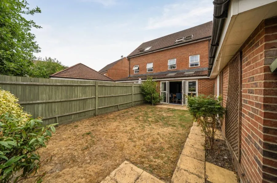 Windsor Crescent, Wokingham, RG40, photo 17