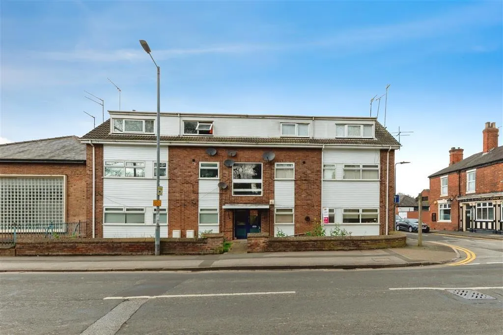 2 bed flat for sale — Queens Road, HULL
