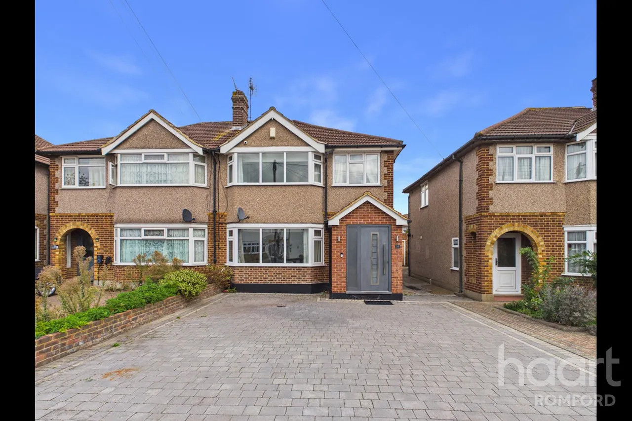 3 bed house for sale, Moray Close, Romford, RM1