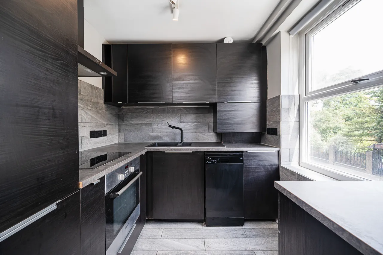 5 Regan Way, London, photo 2