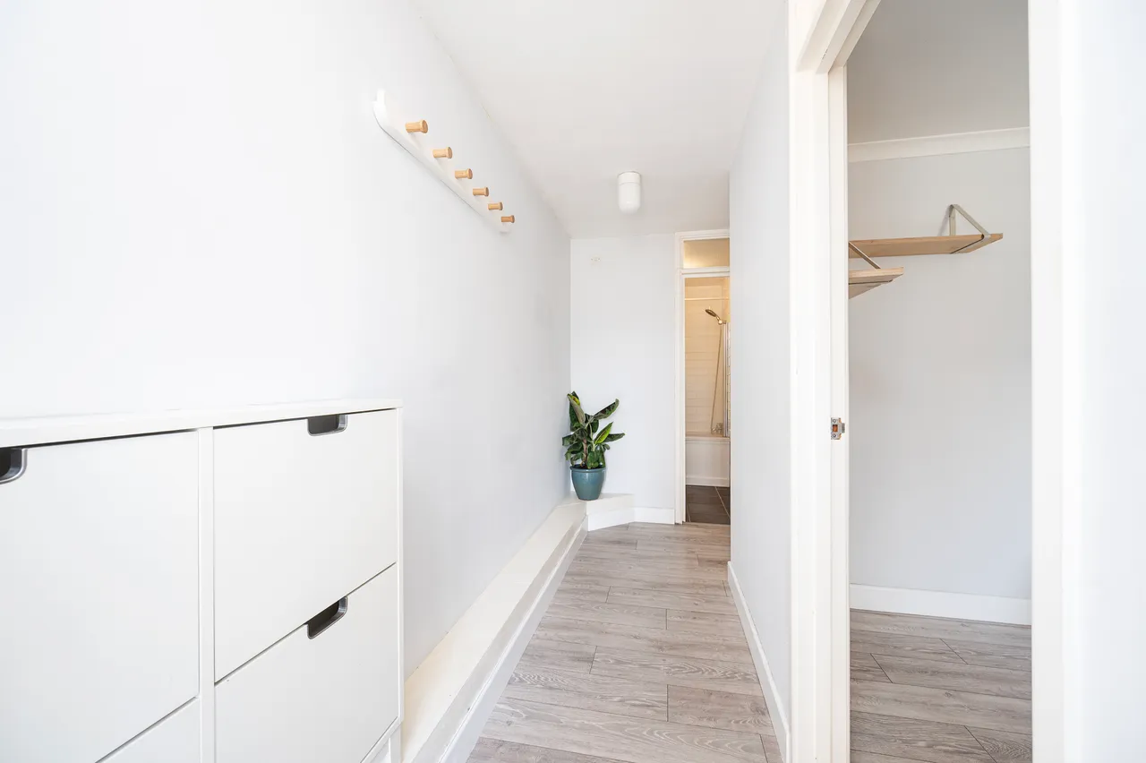 5 Regan Way, London, photo 8