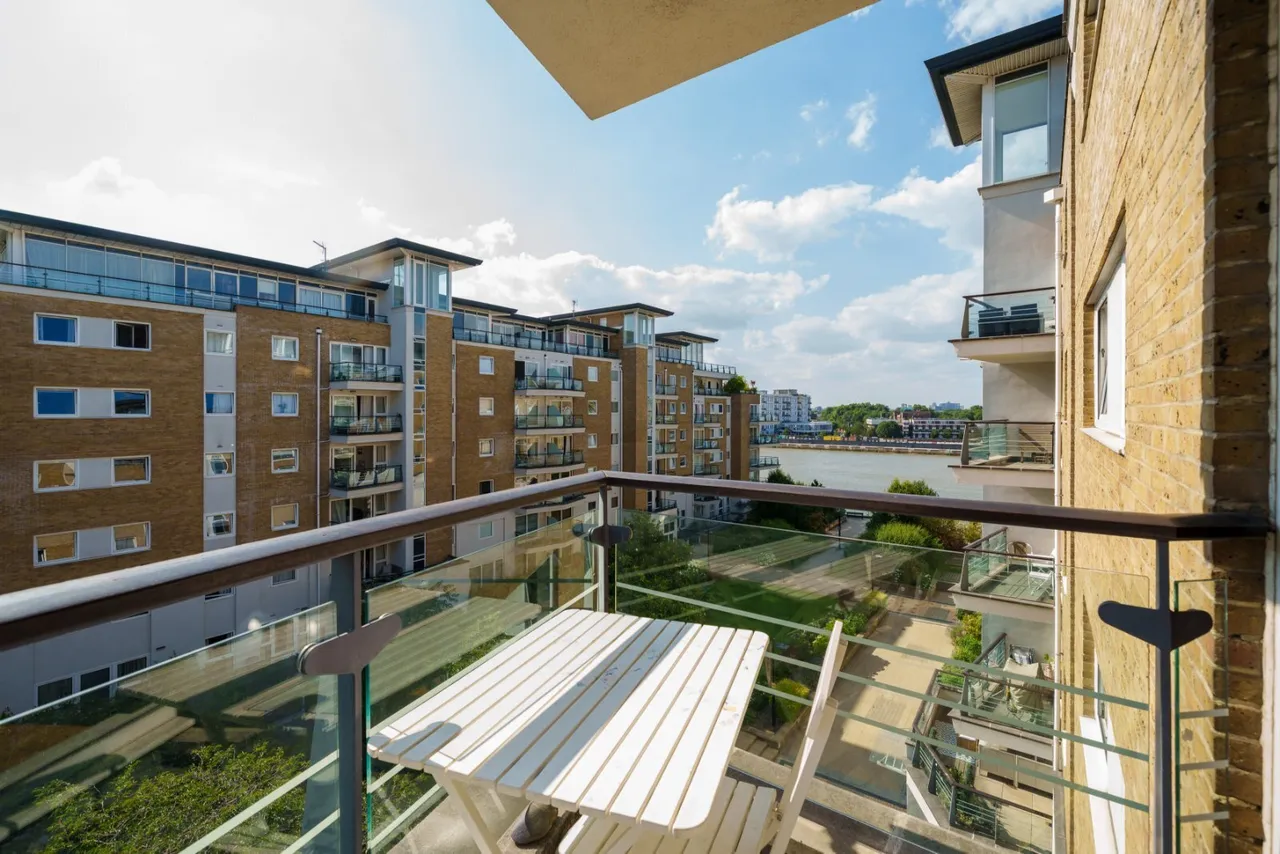 2 bed flat for sale, Smugglers Way, London, SW18