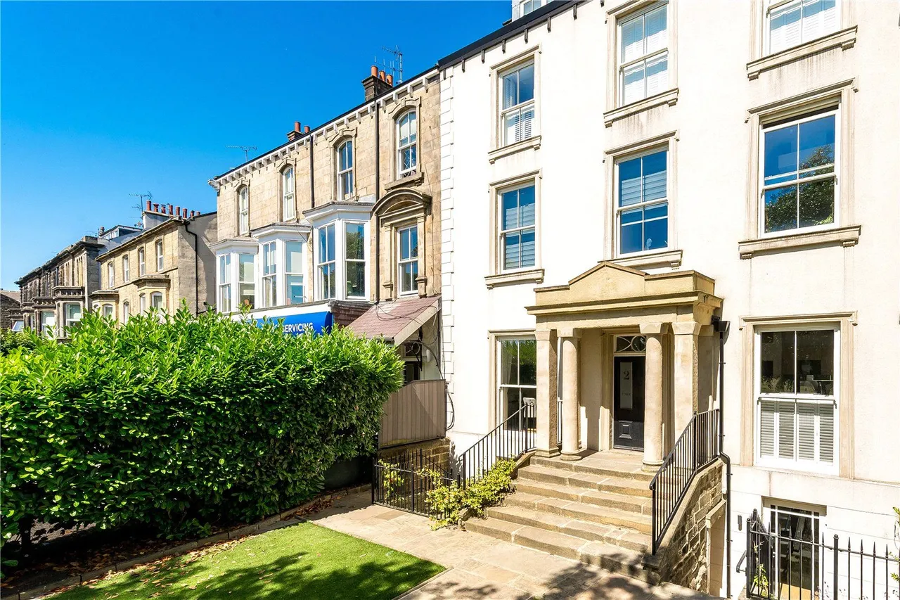 3 bed flat for sale, York Place, Harrogate, HG1