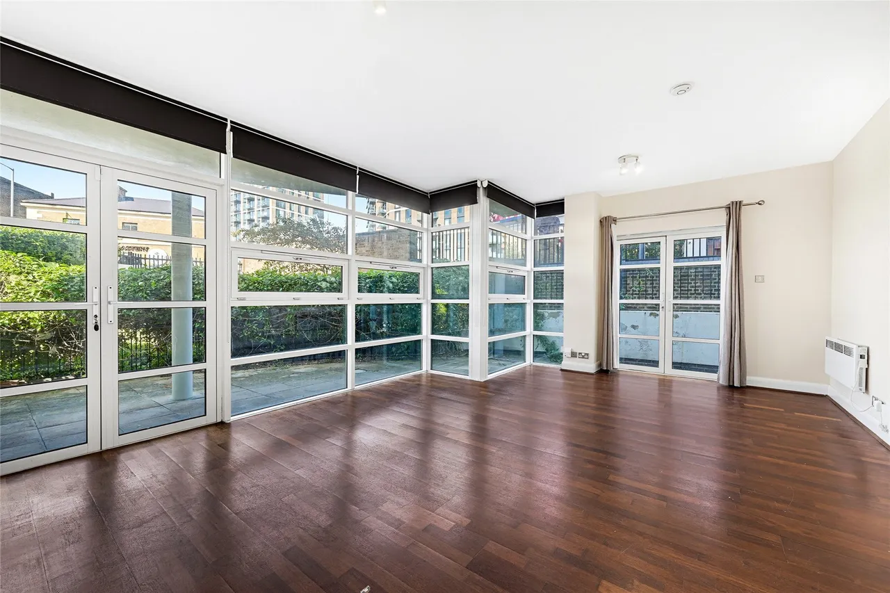 2 bed flat to rent, Aitman Drive, Brentford, TW8