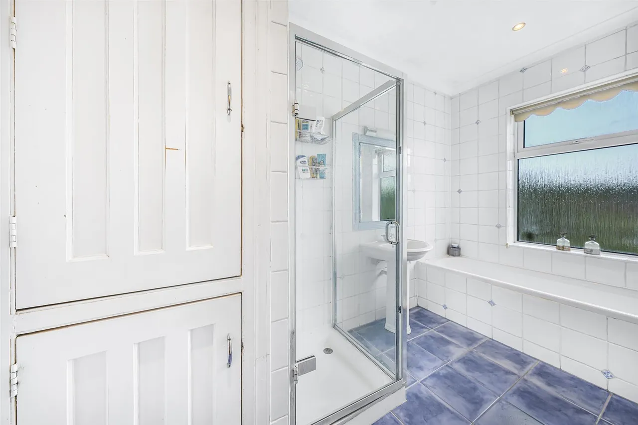 Warren Pond Road, North Chingford, E4, photo 31