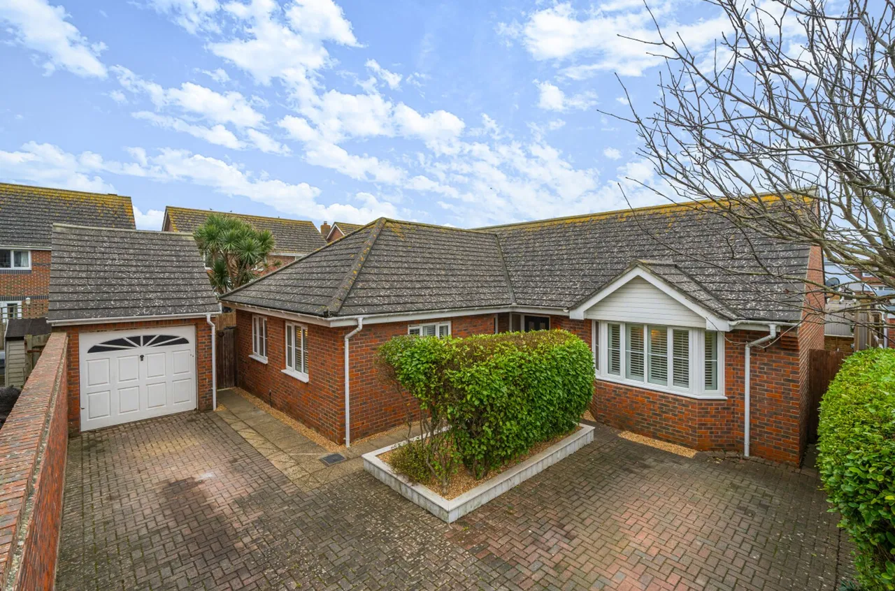 4 bed property for sale, Mere Close, Bracklesham Bay, PO20