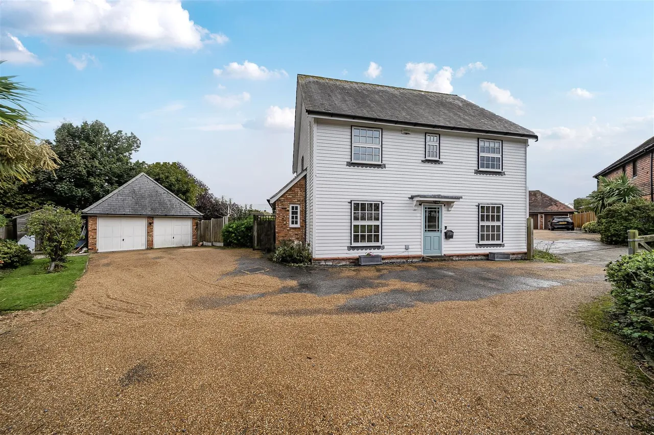 4 bed house for sale — Chapman Fields, Cliffsend, Ramsgate, Kent, CT12 5LB