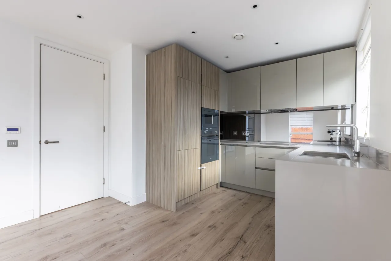 Flat 10, Purser Court, Smithfield Square, High Street, London, photo 2