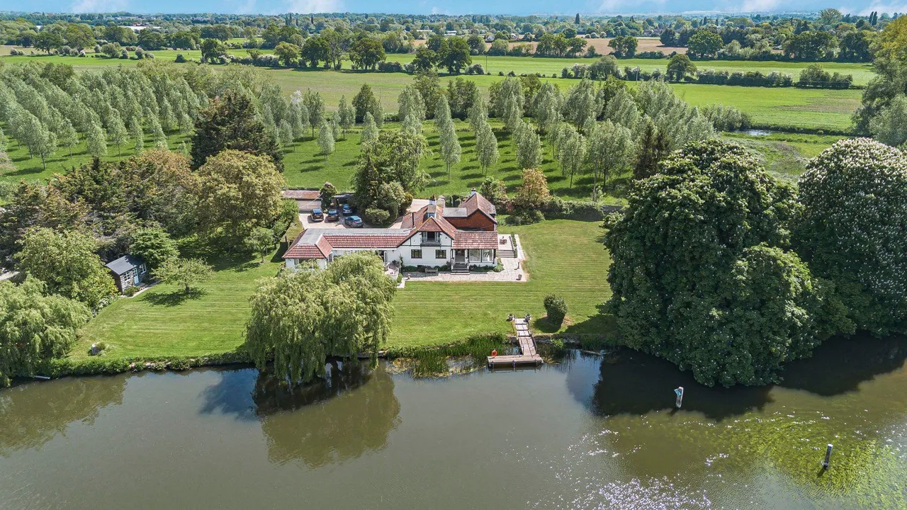 4 bed house for sale — Thames Drive, Sonning, Charvil, RG10 9TP