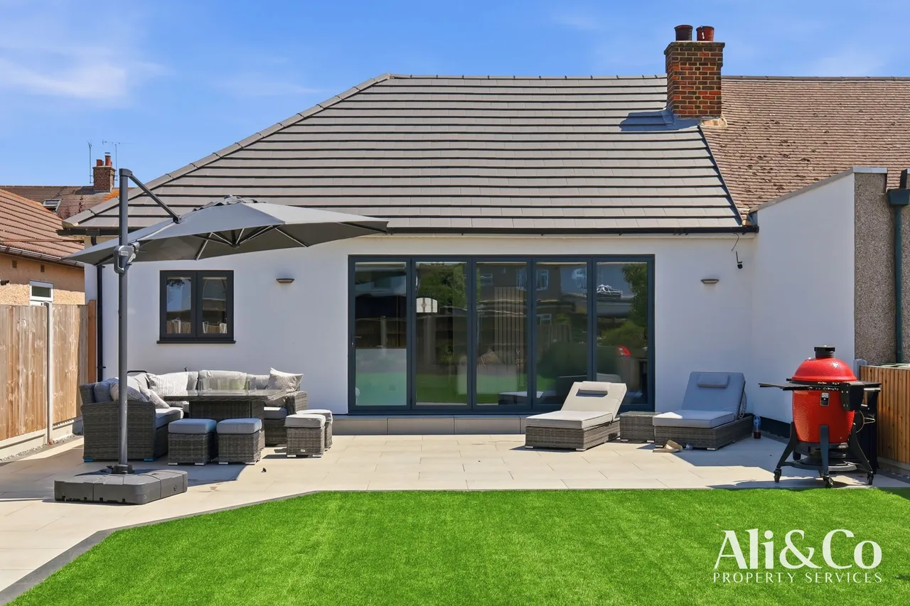 Carlton Road, Grays, Essex, RM16 2YB, photo 2