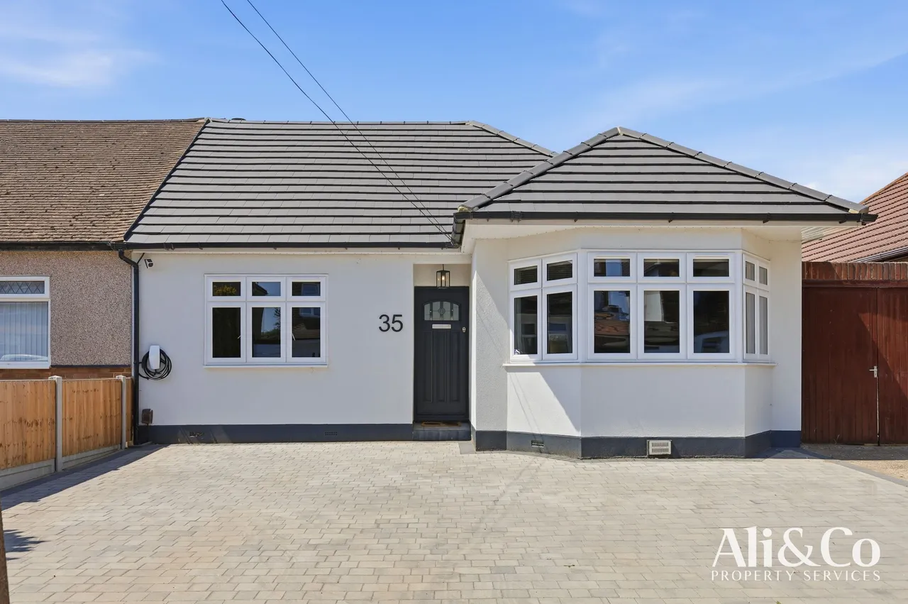 2 bed house for sale — Carlton Road, Grays, Essex, RM16 2YB
