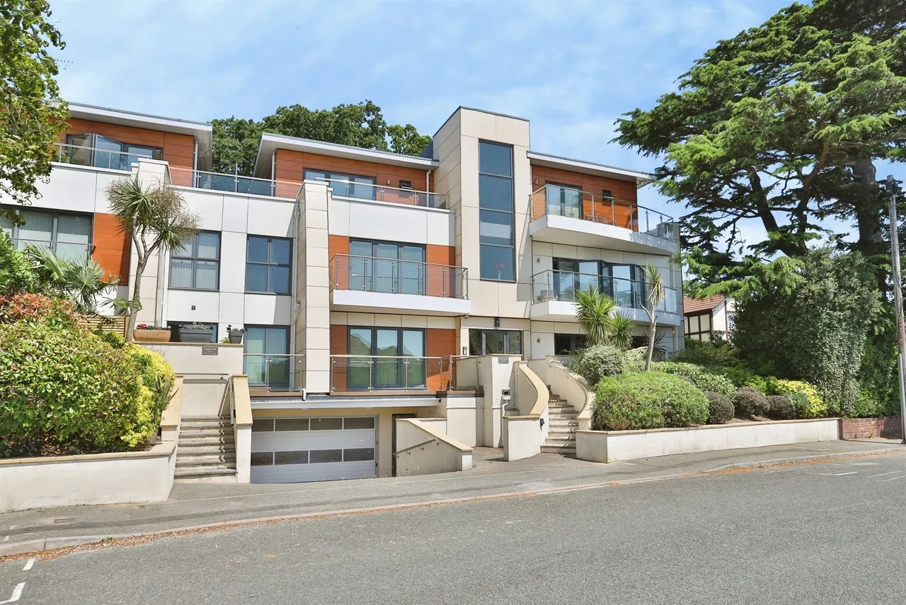 2 bed flat for sale — Glenair Road, Poole