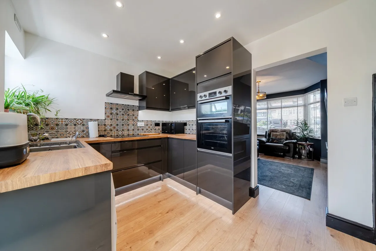Sherwood Park Avenue, DA15, photo 3
