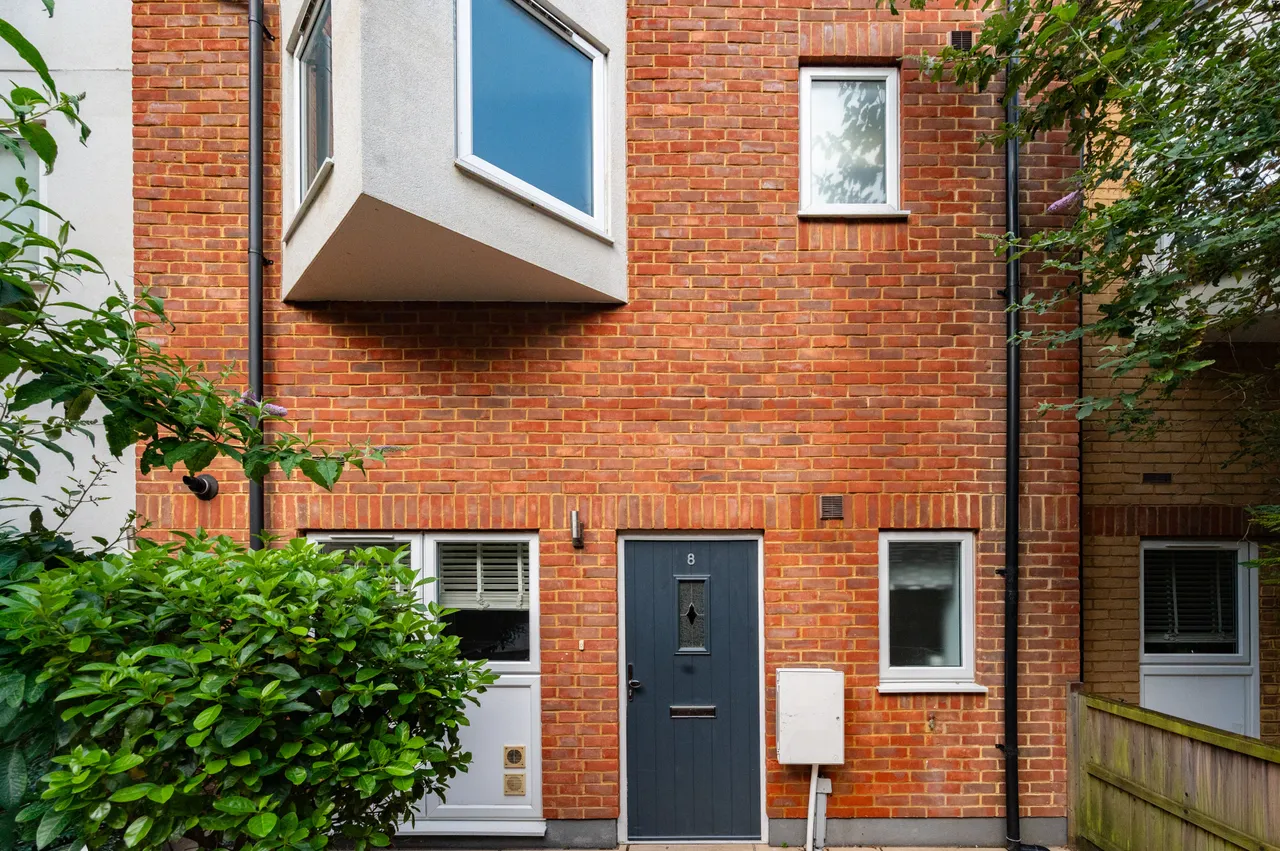 4 bed house to rent — 8, Vicarage Crescent, London