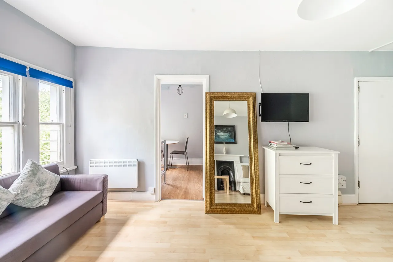 Flat 9, 22 Marloes Road, London, photo 3