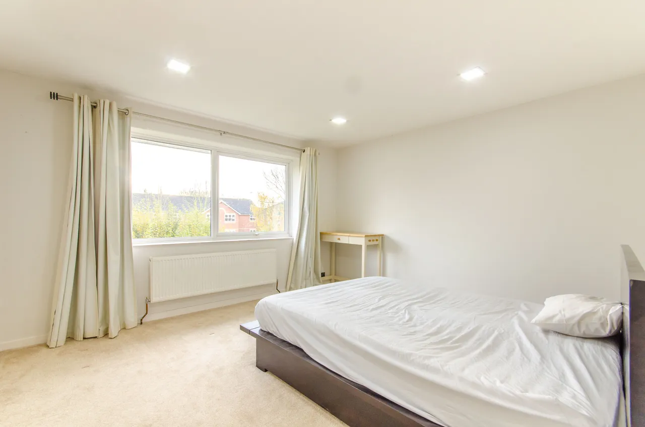 Flat 22 The Pines, Chase Road, London, photo 3