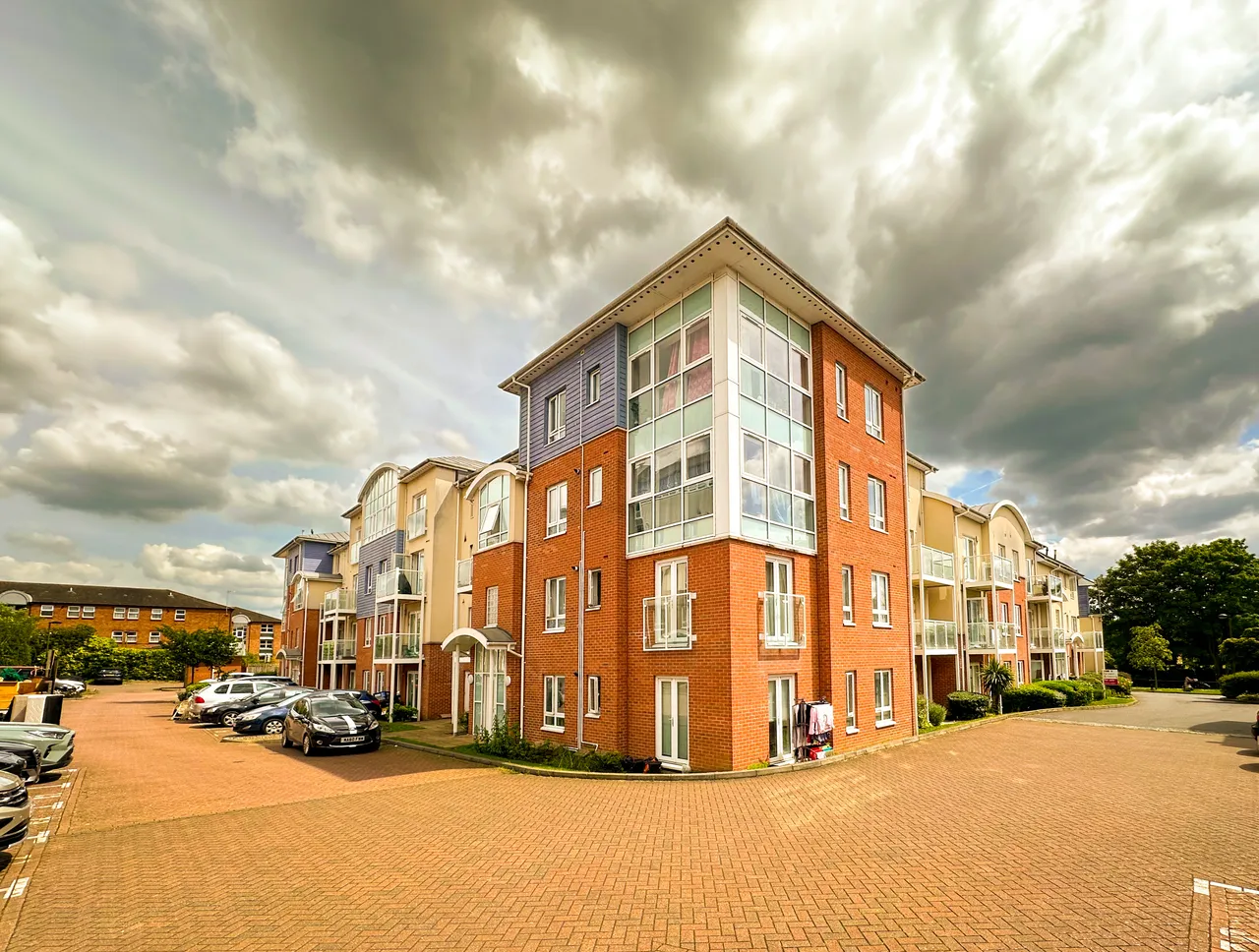 2 bed flat for sale, Pumphouse Crescent, Watford, WD17