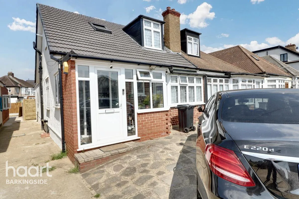 3 bed house for sale, Ewellhurst Road, Clayhall, IG5