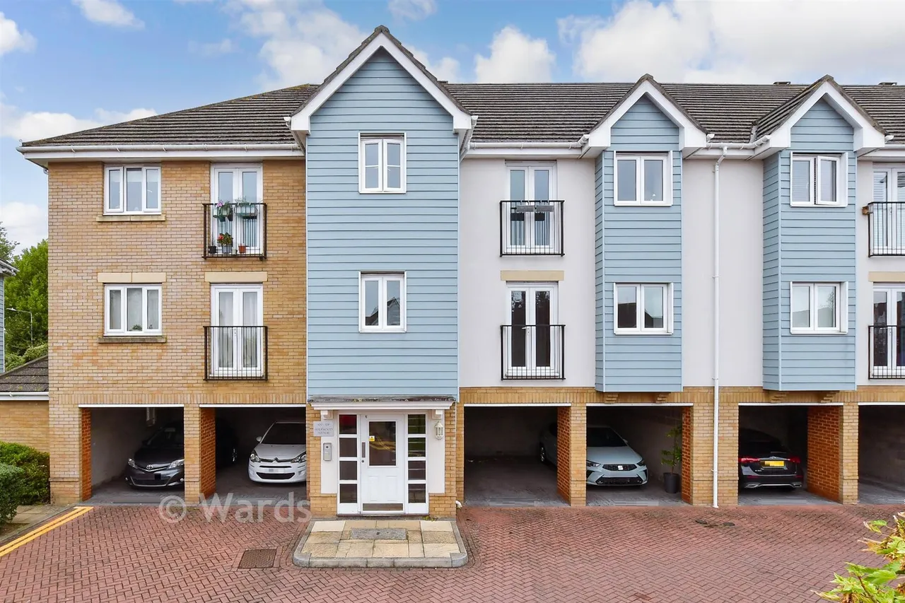2 bed flat for sale, Sherwood Avenue, Larkfield, ME20