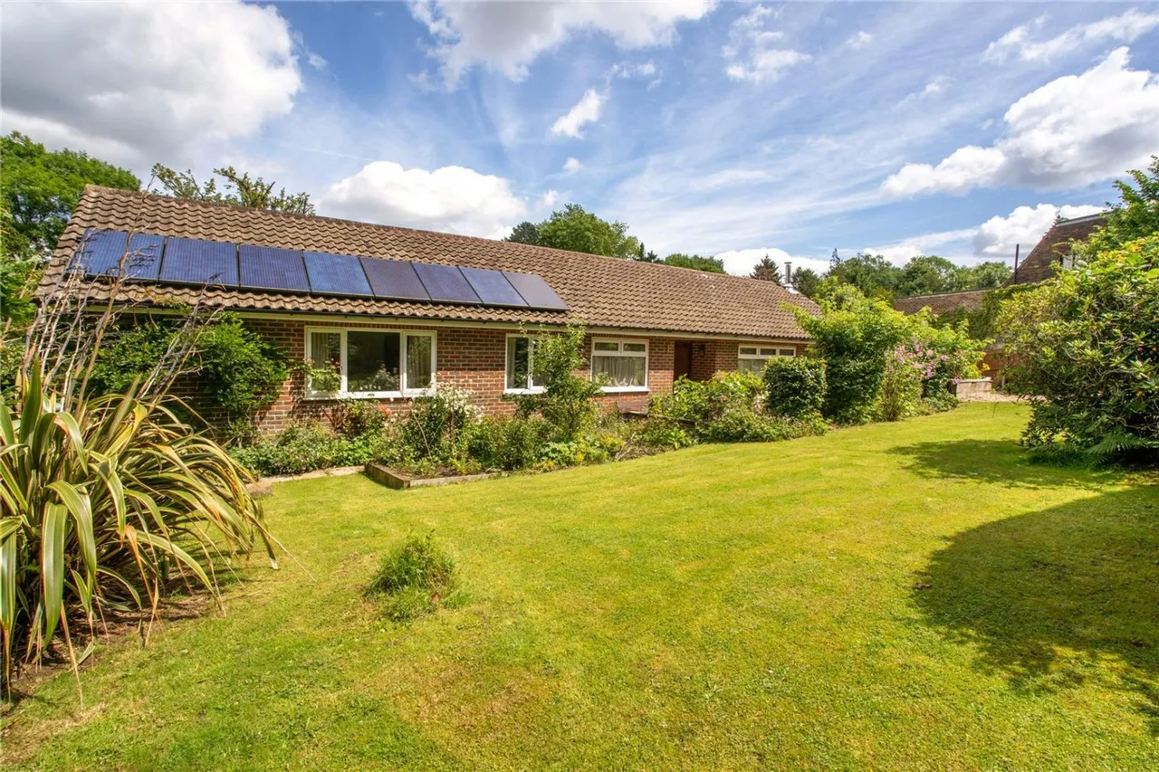 3 bed house for sale, Station Road, Woldingham, CR3