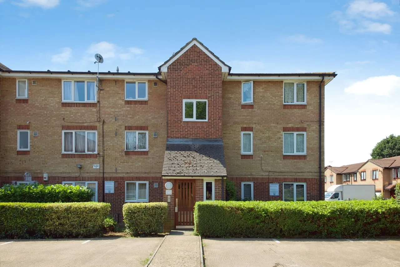 2 bed flat for sale — Barbot Close, London, N9
