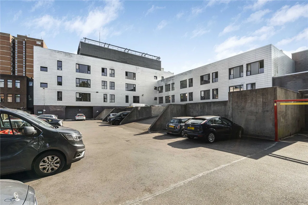 Staines Road West, Sunbury-on-Thames, TW16, photo 9