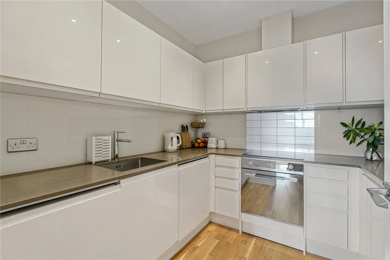 Staines Road West, Sunbury-on-Thames, TW16, photo 5