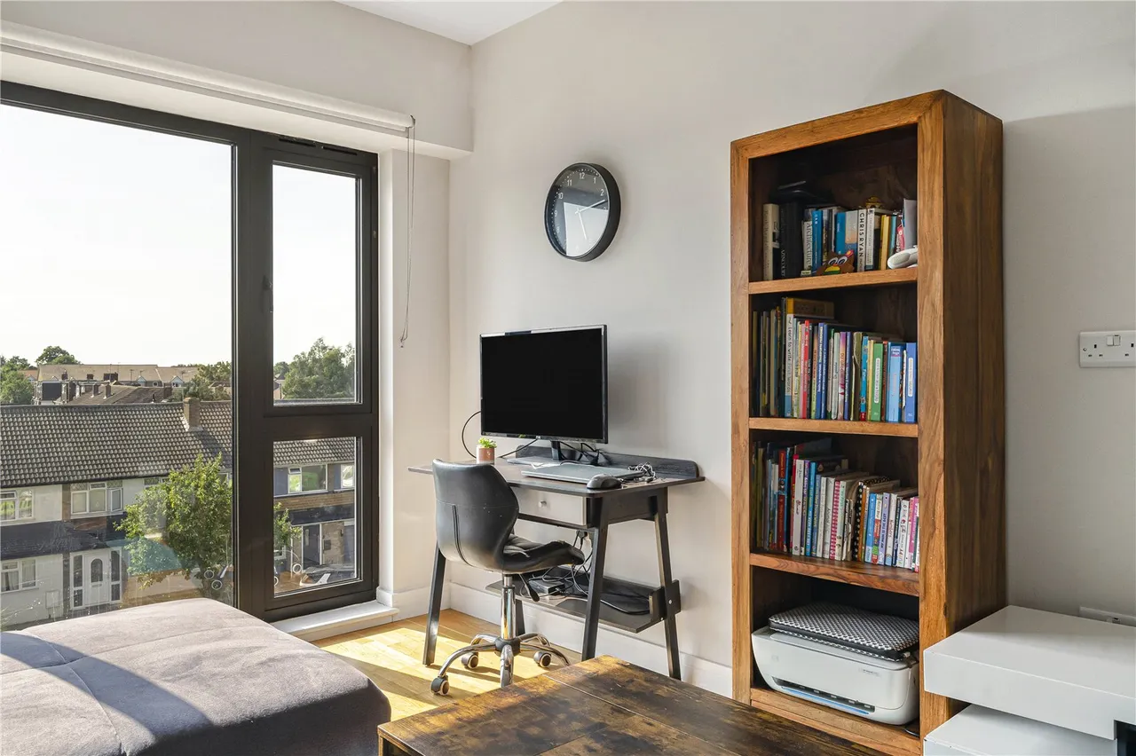 Staines Road West, Sunbury-on-Thames, TW16, photo 4
